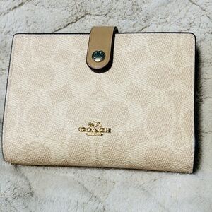 🤍 sold-Coach 2-in-1 Wallet (Limited Edition) 🤍